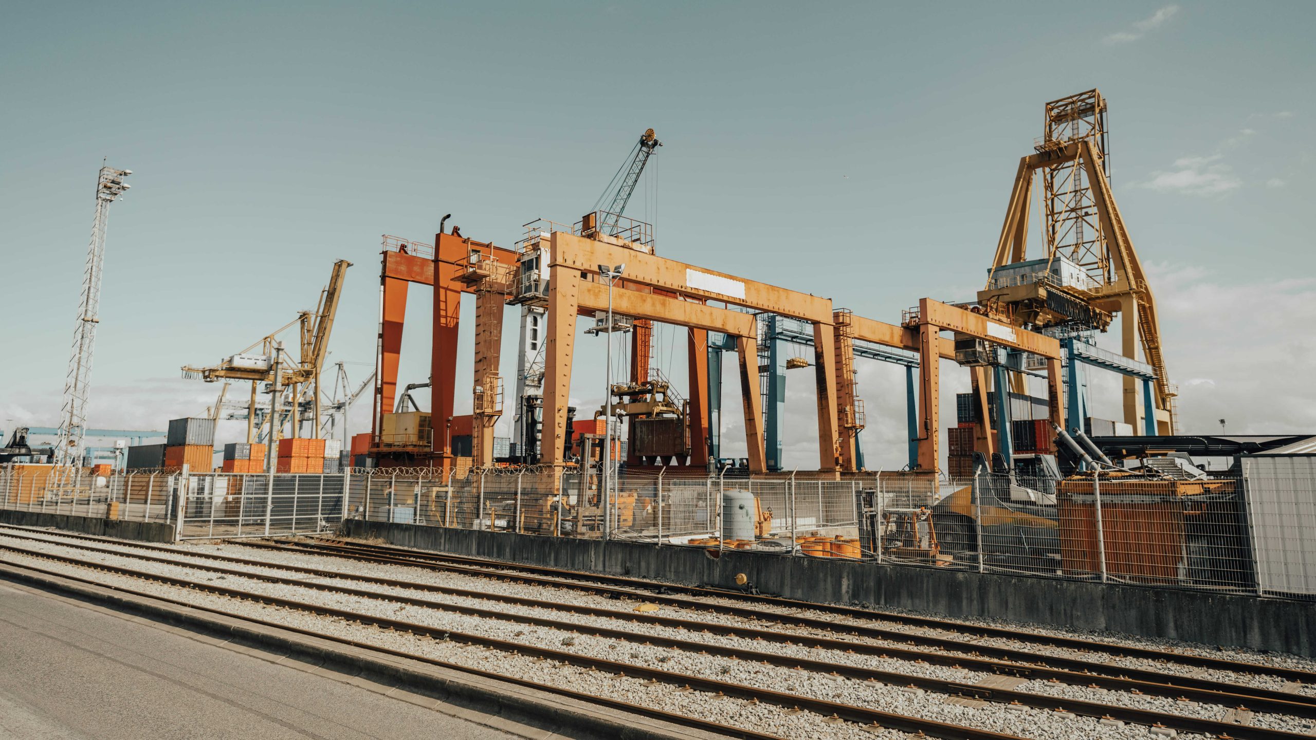 Portal crane and heavy-duty linear drive