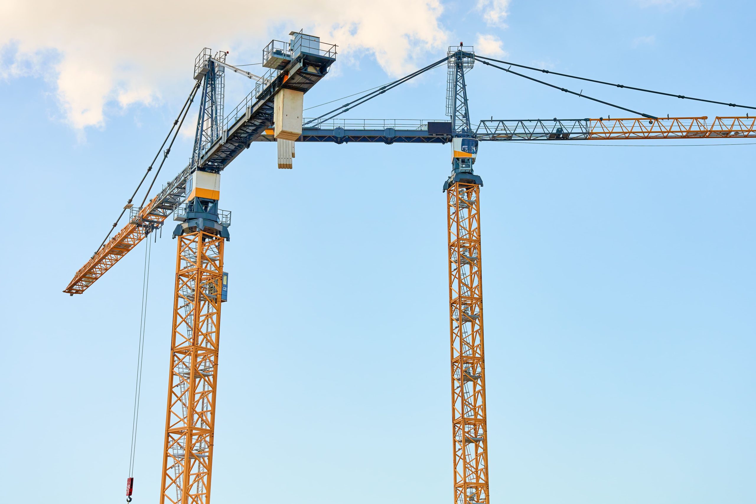 Tower crane slewing mechanism